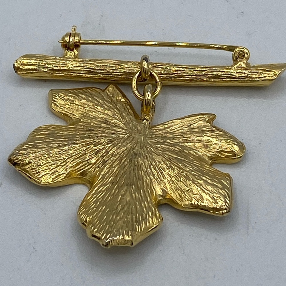 Unusual Vintage Textured Gold Toned Leaf Hanging From A Branch Brooch/Pin - Picture 2 of 4